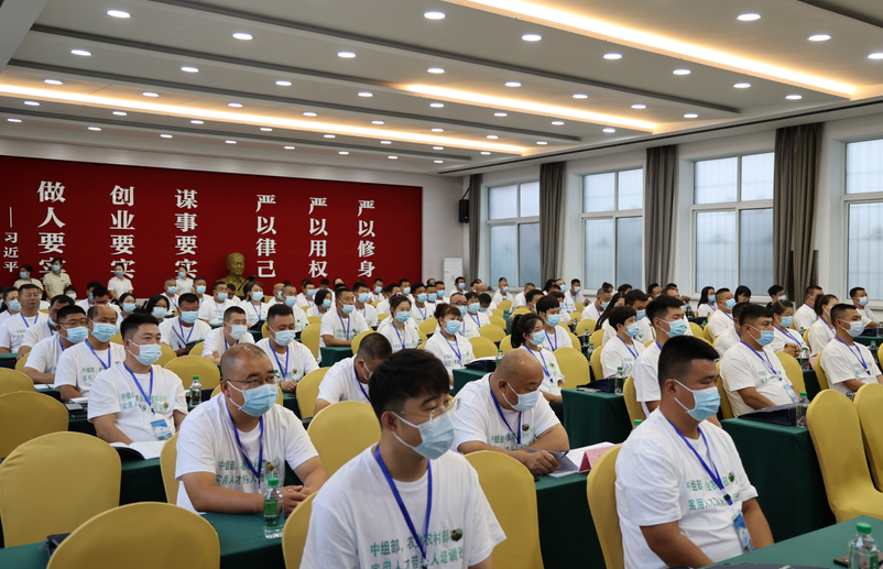 中組部、農(nóng)業(yè)農(nóng)村部農(nóng)村實用人才帶頭人和到村任職、按照大學(xué)生村官管理的選調(diào)生培訓(xùn)班（鄉(xiāng)村發(fā)展與治理）在大梨樹村基地開班